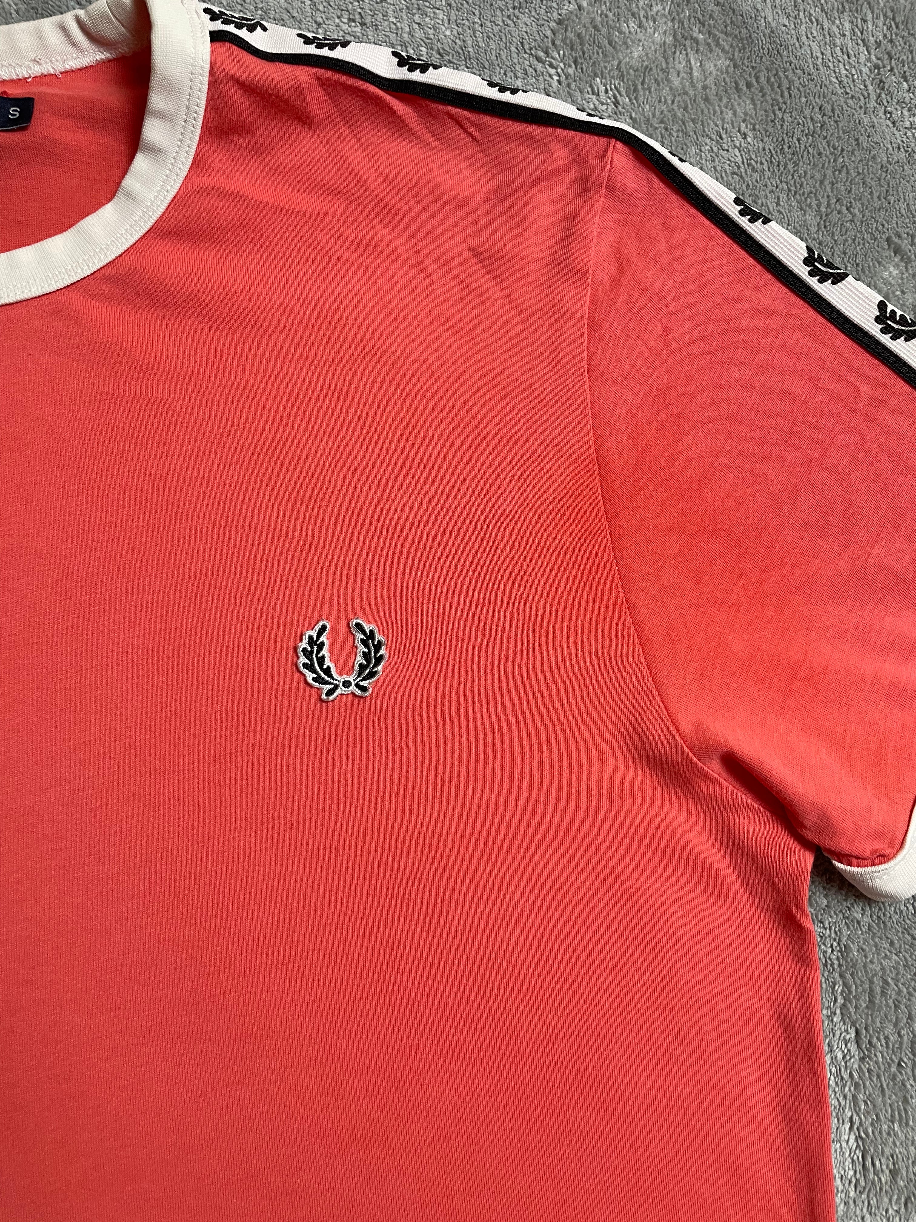 Fred Perry Taped T-shirt in rot - Gr. S