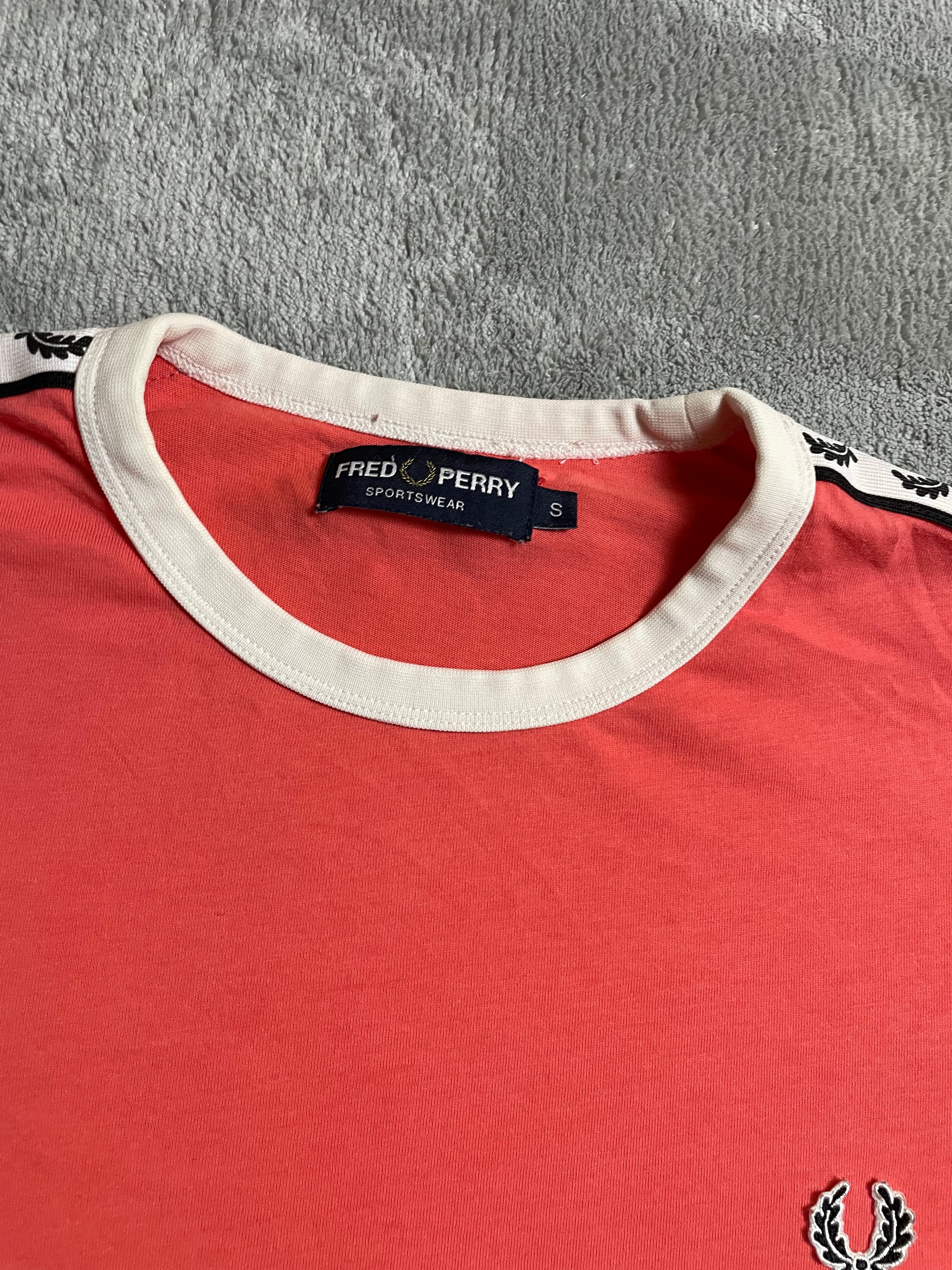 Fred Perry Taped T-shirt in rot - Gr. S