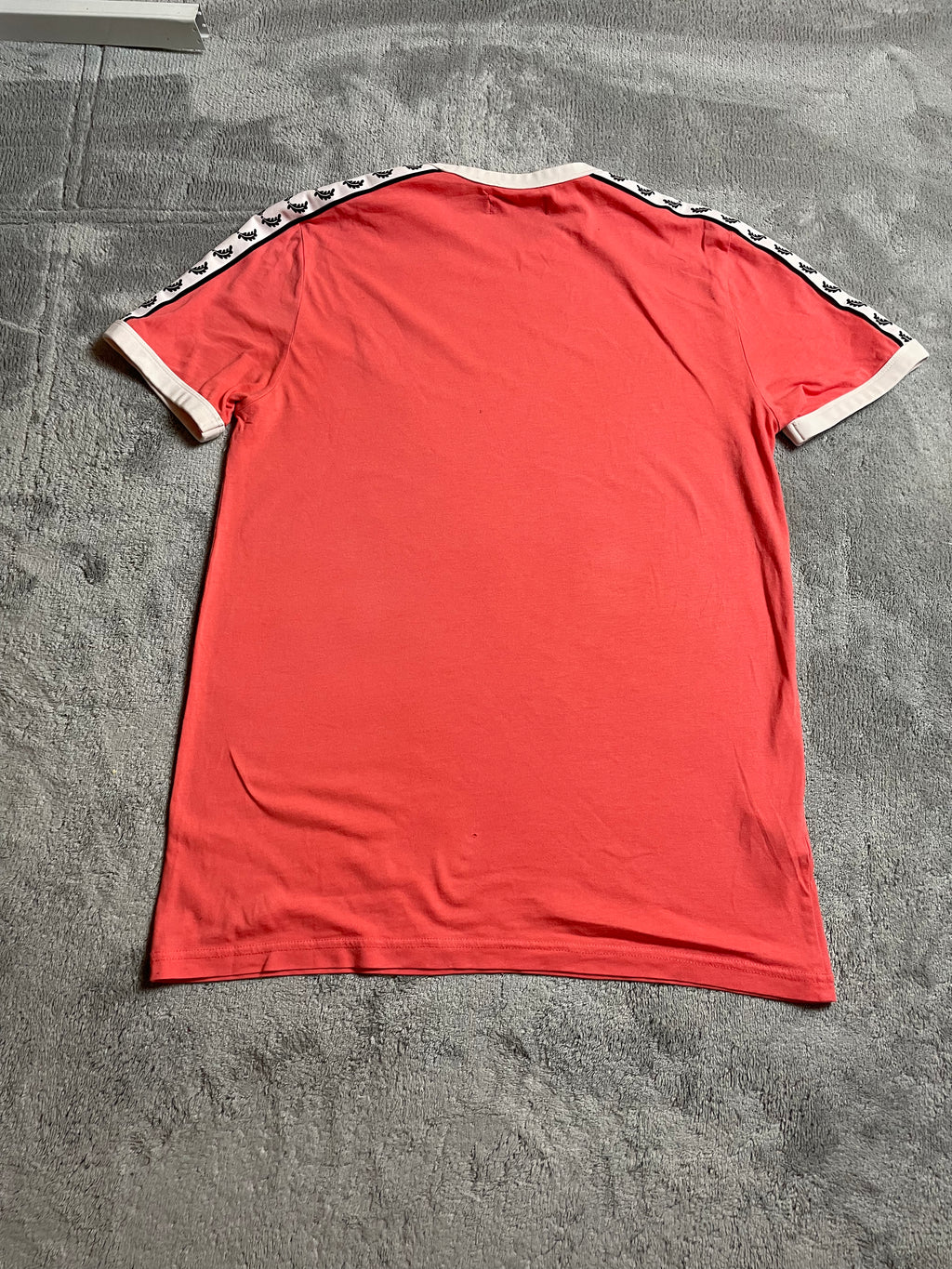 Fred Perry Taped T-shirt in rot - Gr. S