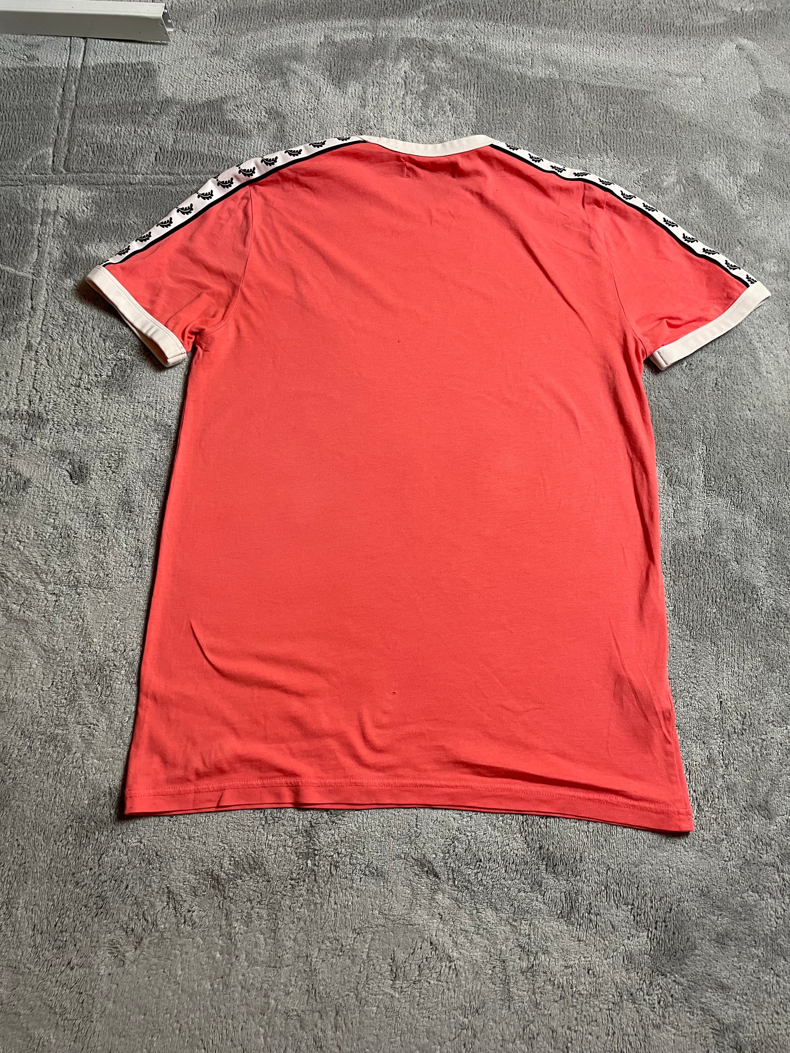 Fred Perry Taped T-shirt in rot - Gr. S
