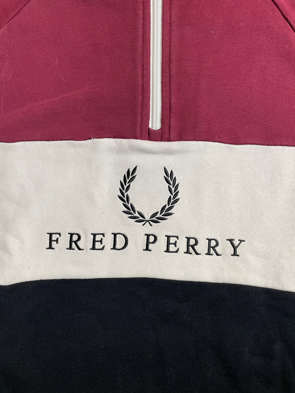Fred Perry Halfzip Sweater in Weinrot, weiß, schwarz - Gr. XS