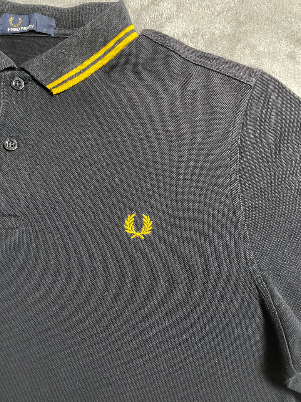 Fred Perry Poloshirt in schwarz, gelb - Gr. L