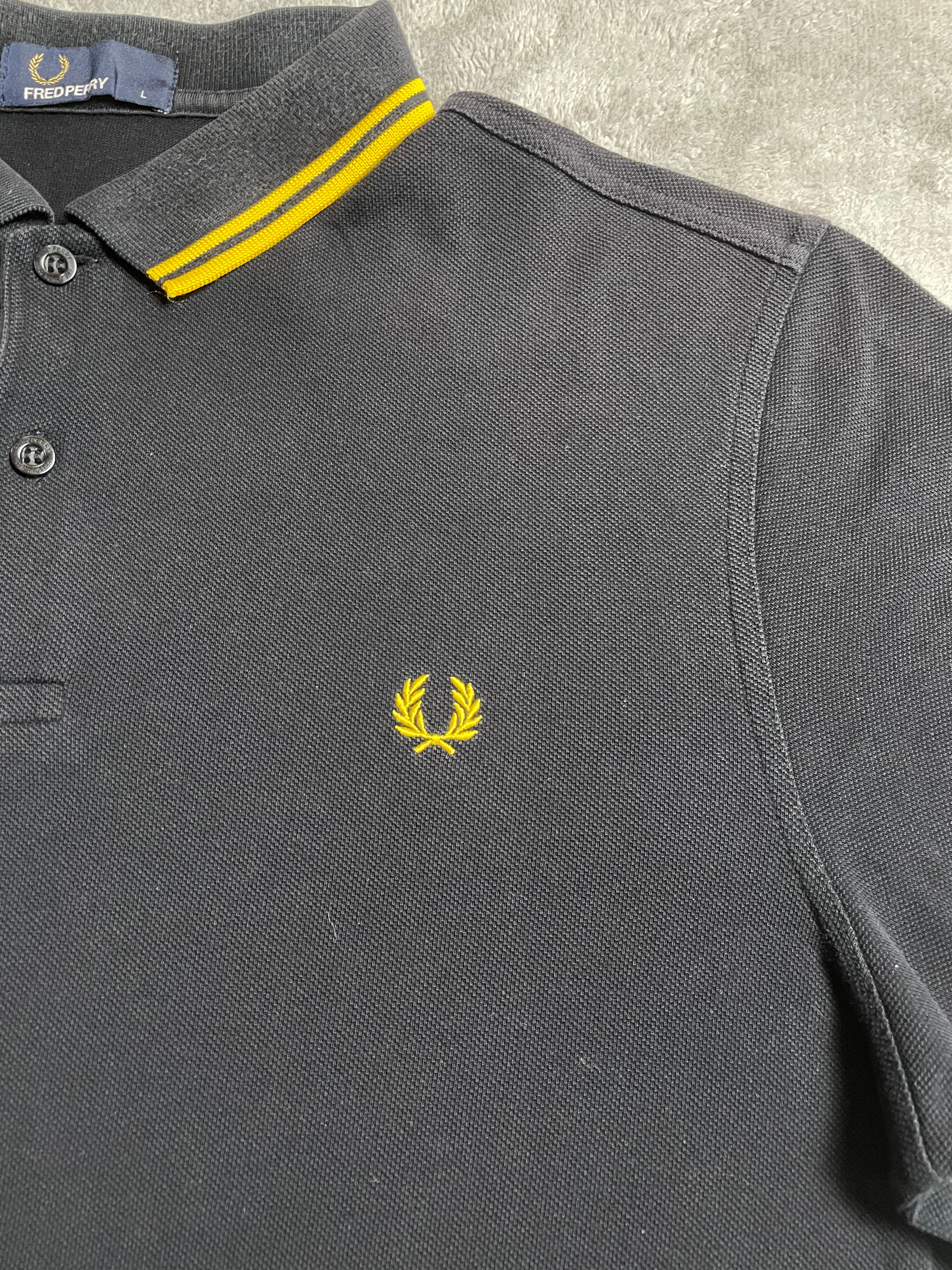 Fred Perry Poloshirt in schwarz, gelb - Gr. L