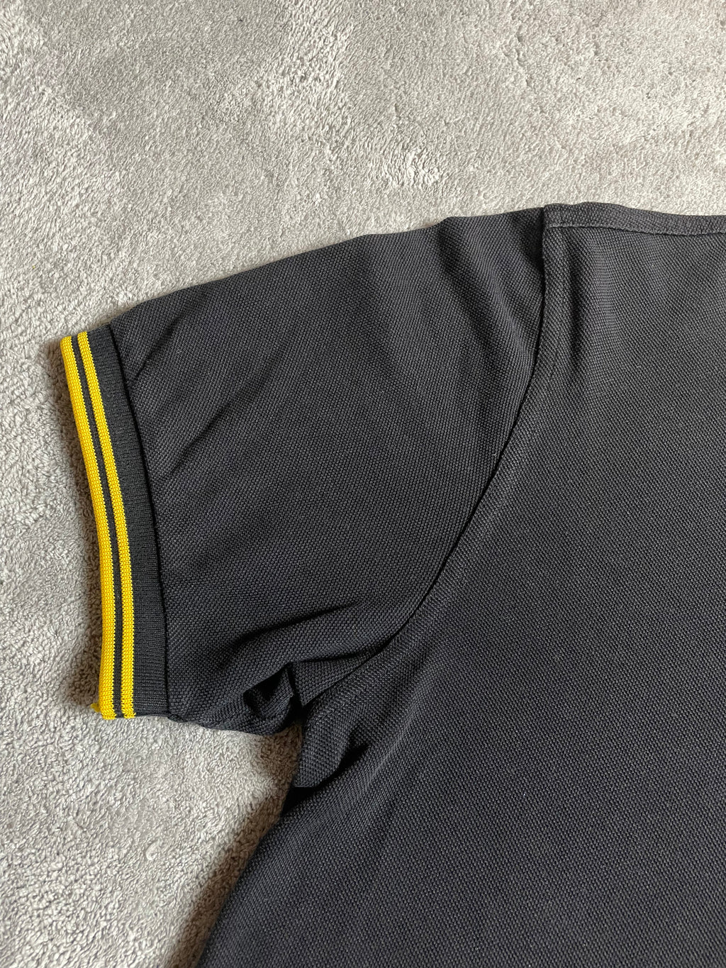 Fred Perry Poloshirt in schwarz, gelb - Gr. L