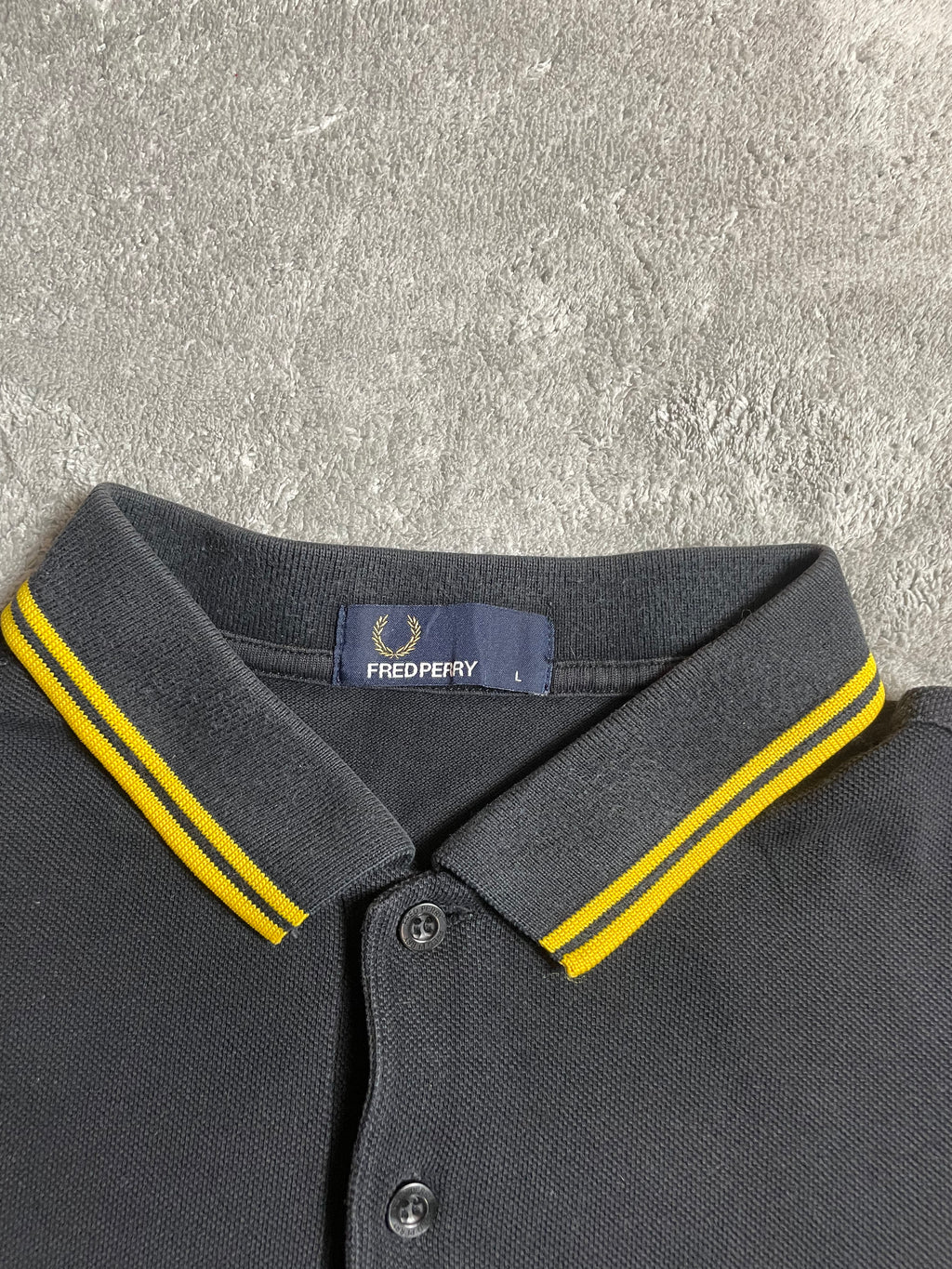 Fred Perry Poloshirt in schwarz, gelb - Gr. L