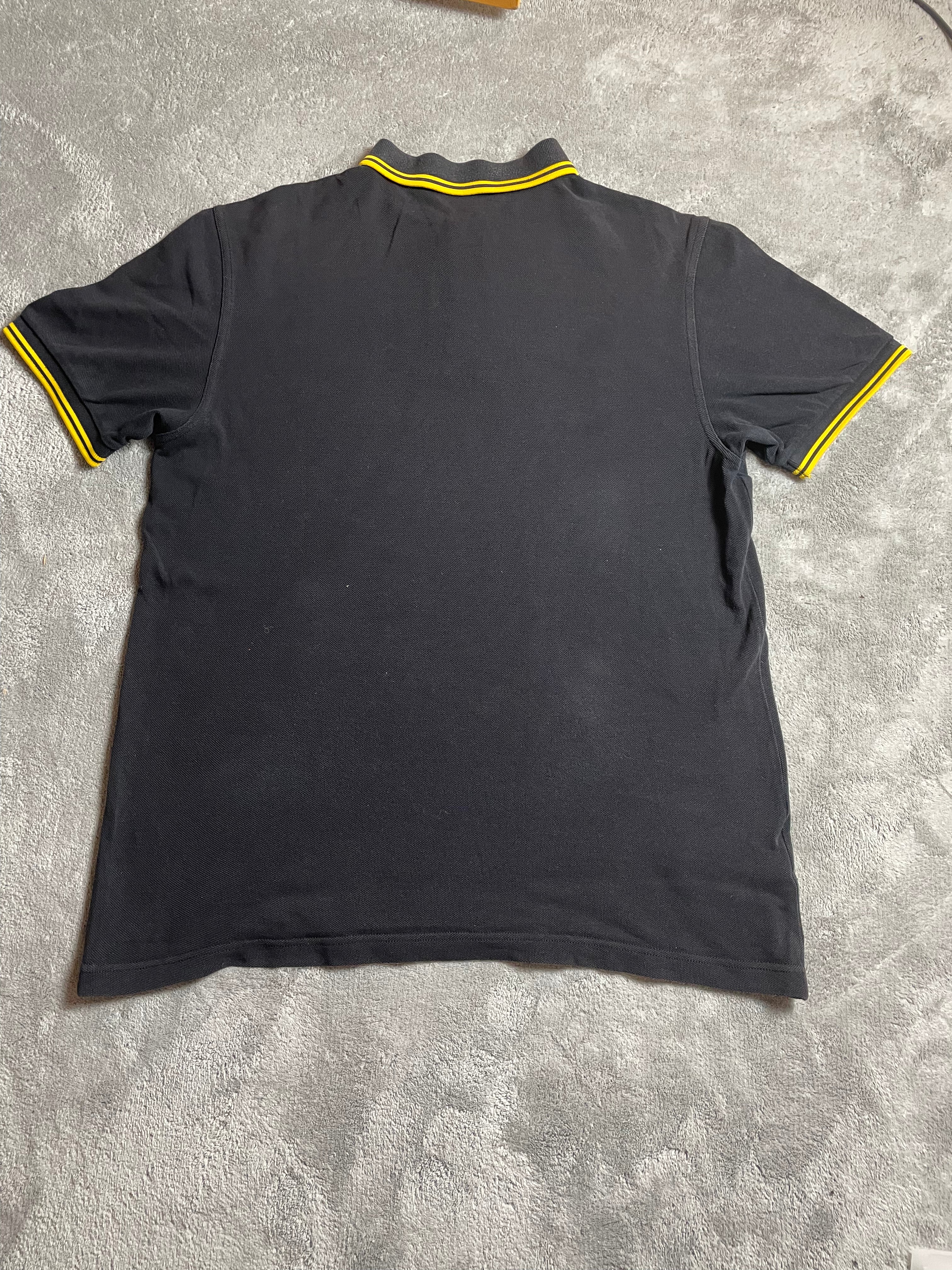 Fred Perry Poloshirt in schwarz, gelb - Gr. L