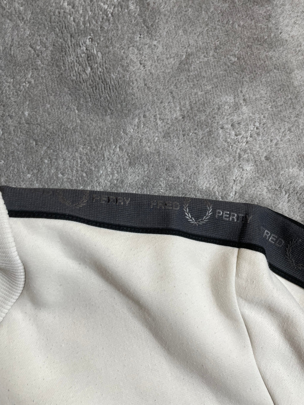 Fred Perry Taped Sweater in weiß, creme - Gr. S