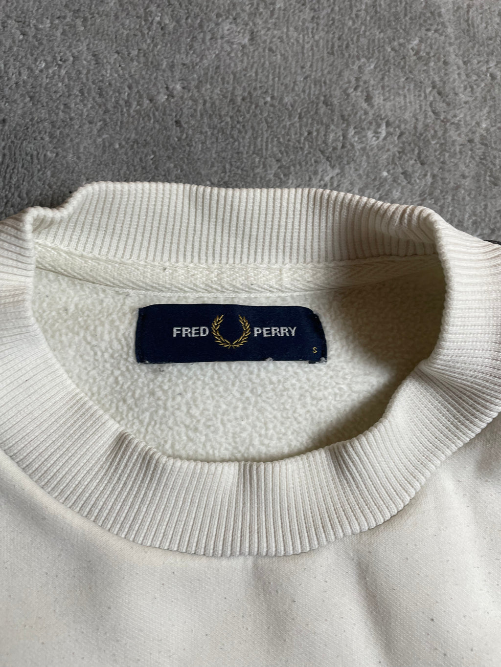 Fred Perry Taped Sweater in weiß, creme - Gr. S