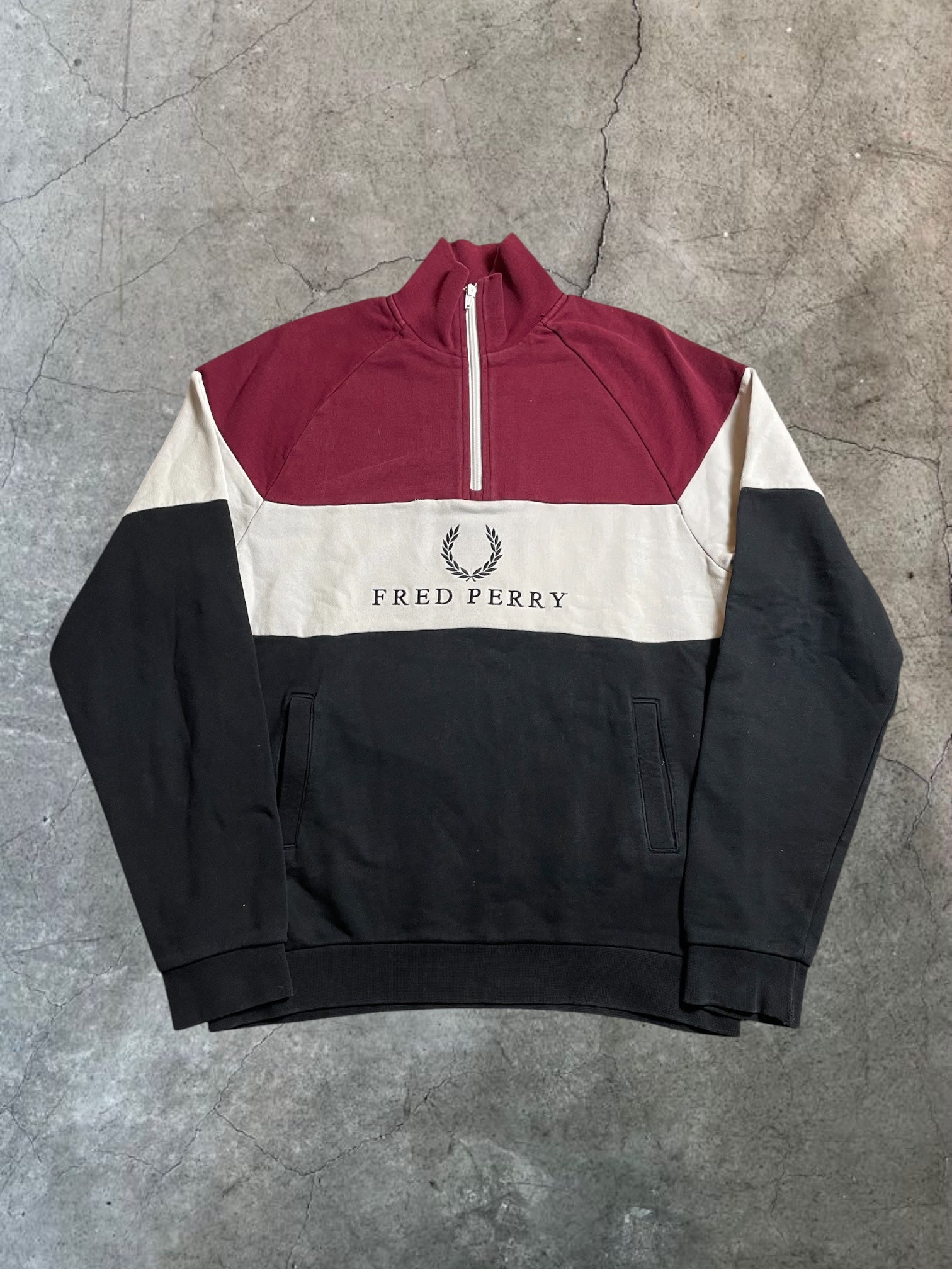Fred Perry Halfzip Sweater in Weinrot, weiß, schwarz - Gr. XS