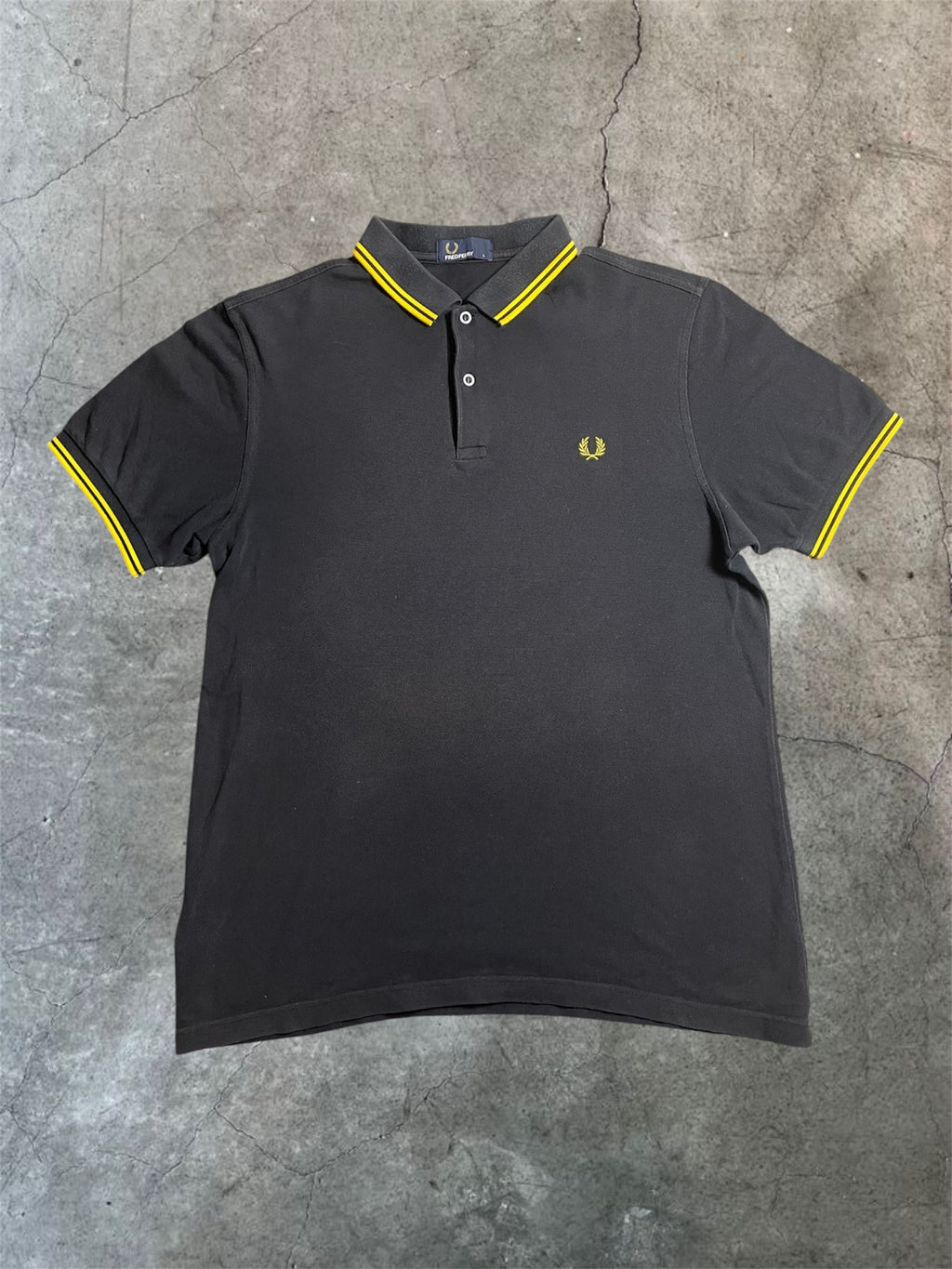 Fred Perry Poloshirt in schwarz, gelb - Gr. L