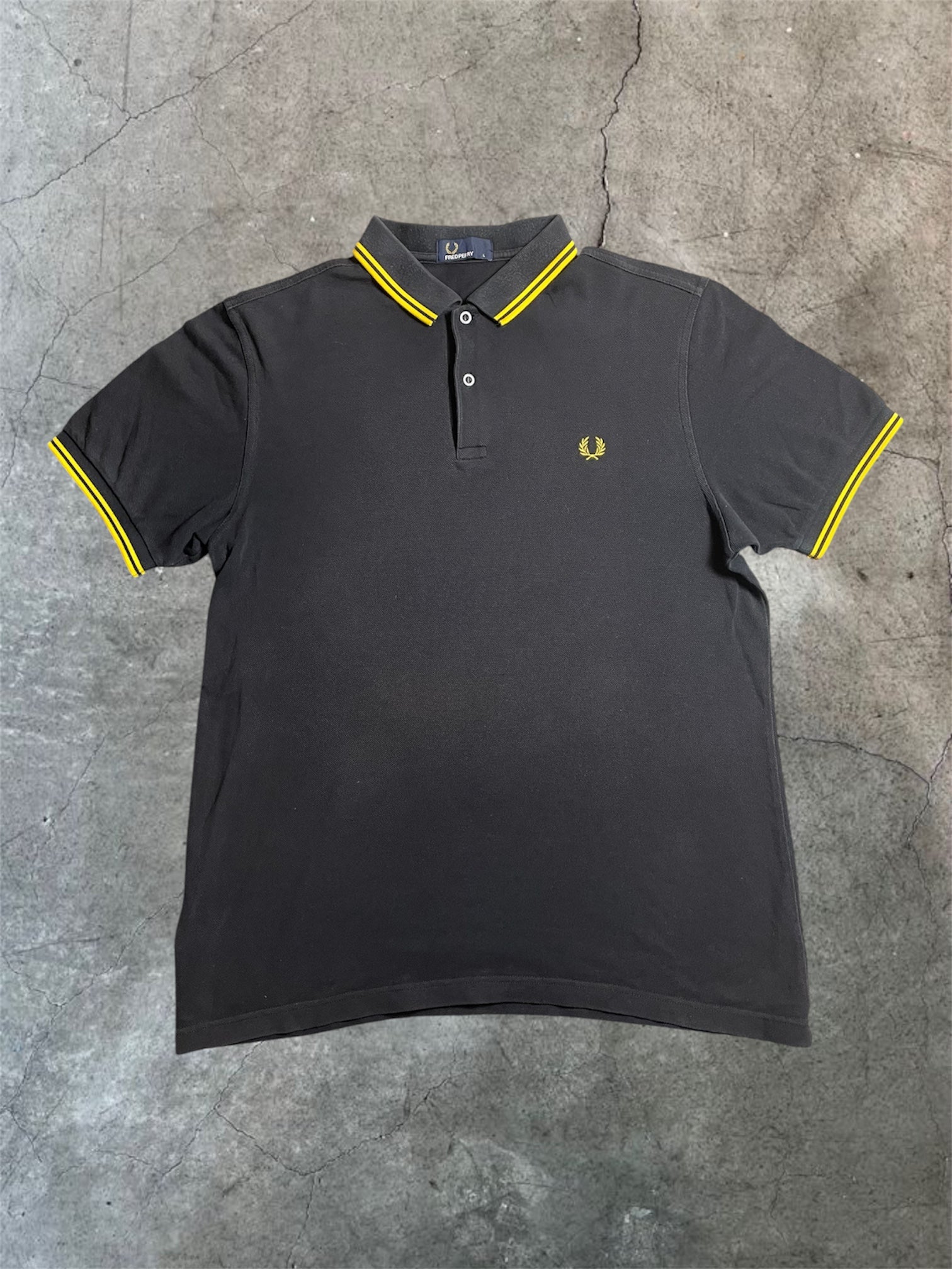 Fred Perry Poloshirt in schwarz, gelb - Gr. L